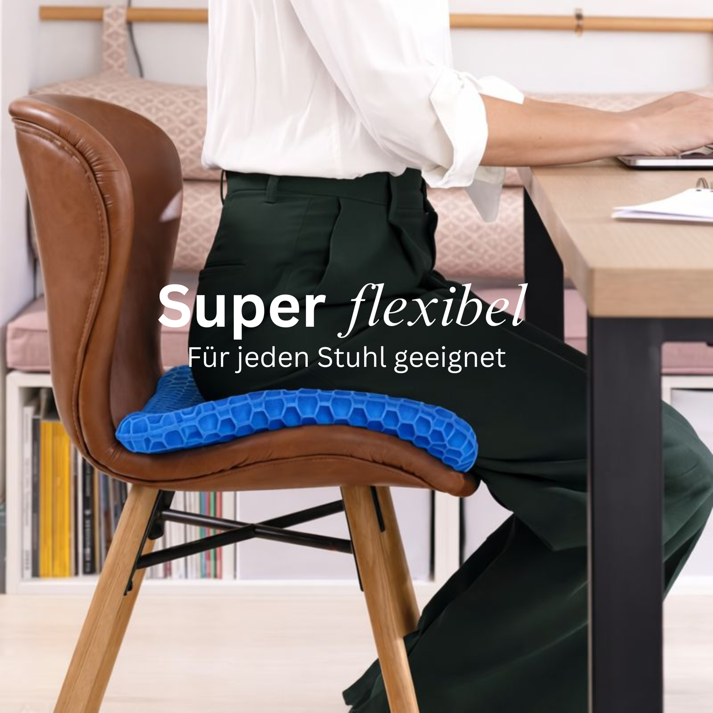 Frau sitzt auf Gelsitzkissen