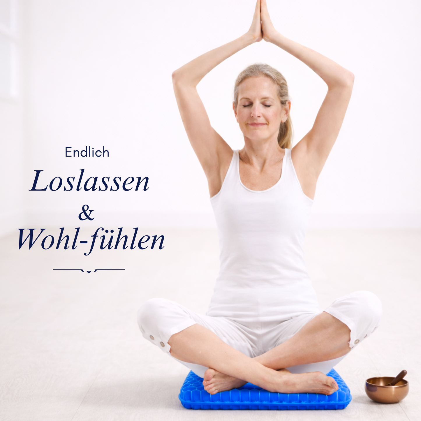 Frau sitzt auf Gel Sitzkissen